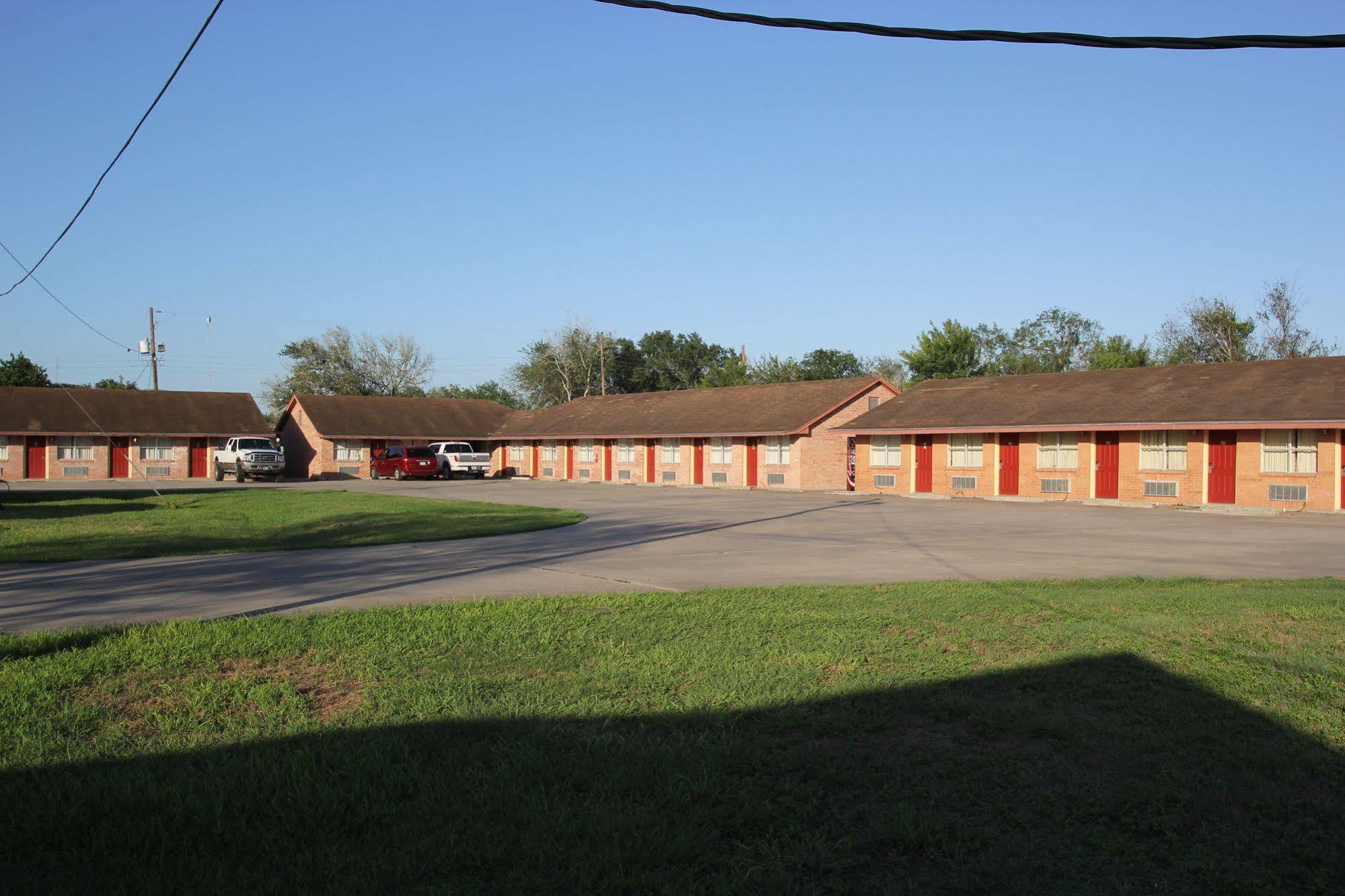 Lakeside Inn & Suites By Oyo Mathis I 37 Exterior foto